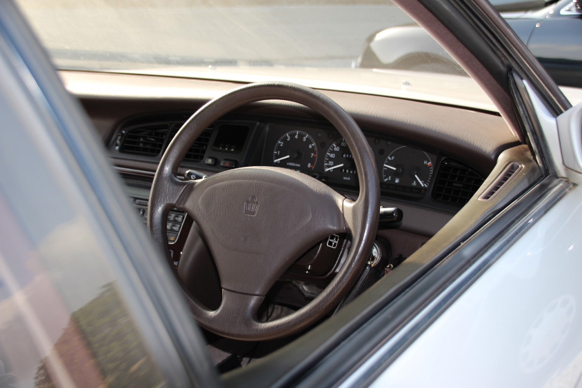 トヨタ・クラウン（JZS141型）2.5Lロイヤルサルーンの運転席