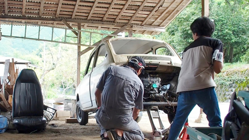 スバル R-2を修理している様子