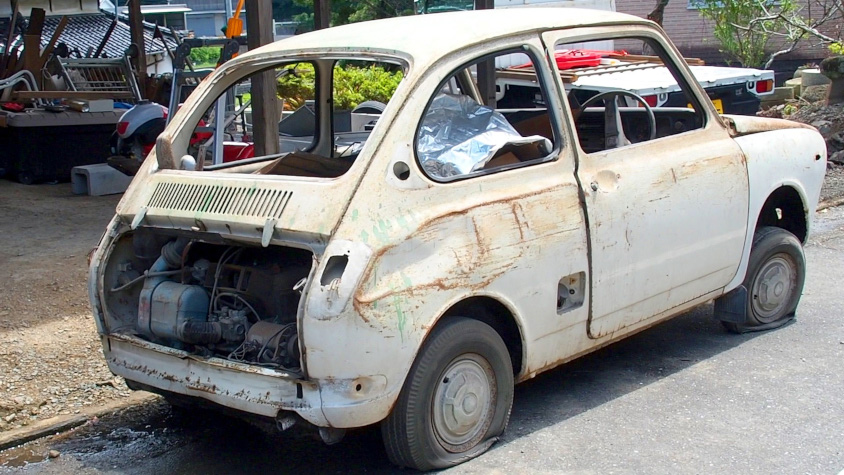 40年ガレージに眠っていた状態のスバル R-2