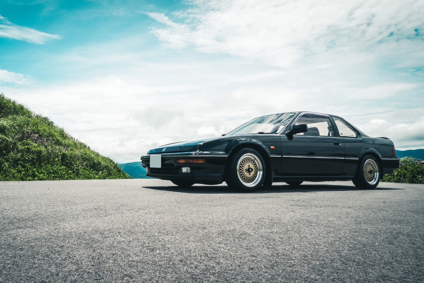 低いノーズが特徴のホンダ・プレリュード（3代目）と