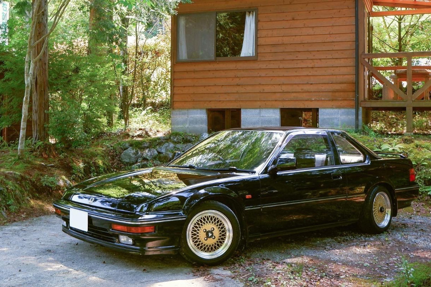 ホンダ・プレリュード（3代目）と森とロッジ