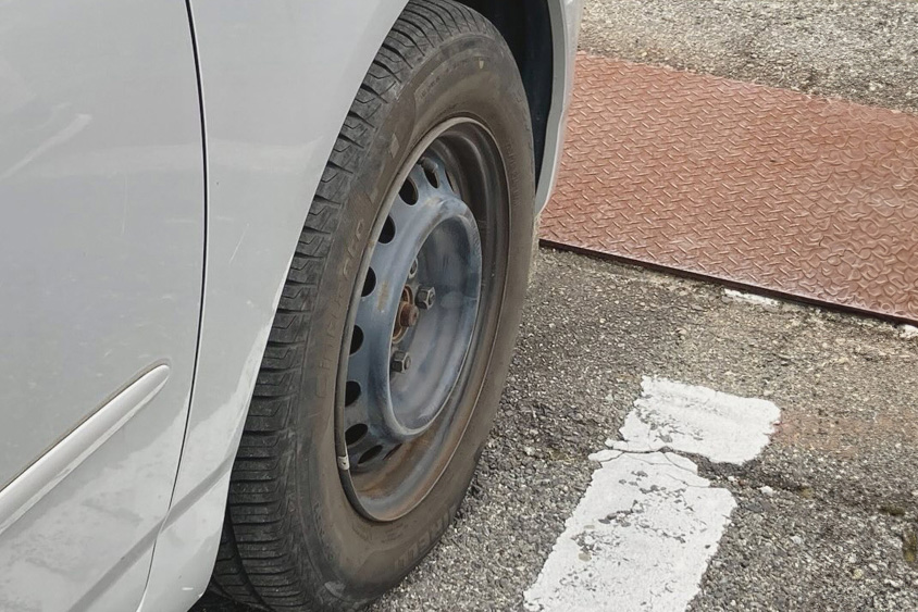 トヨタ・アレックスはホイールカバーを外した鉄チンホイールを装着