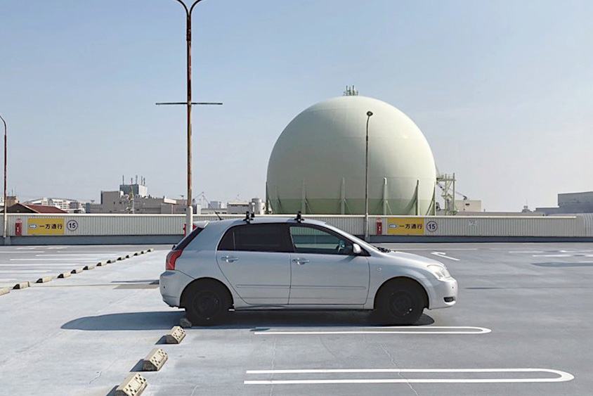 トヨタ・アレックスと誰もいない駐車場