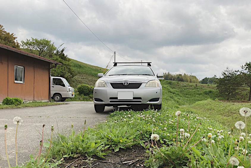 道端のトヨタ・アレックス