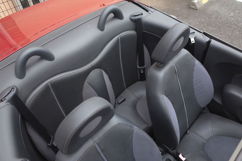 日産・マイクラC+Cのシート