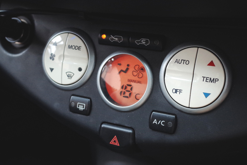 日産・マイクラC+Cのエアコンのスイッチと画面