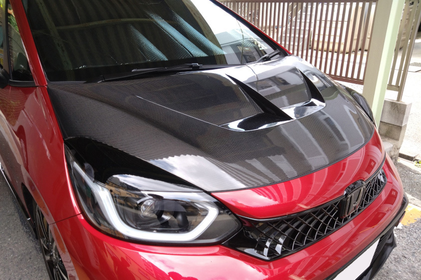 ホンダ・フィットが装着するカーボンボンネット