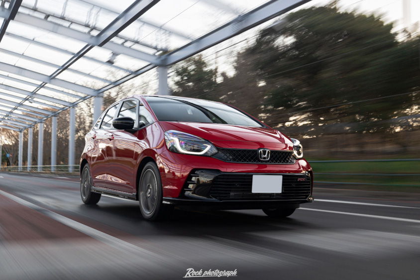 走行するホンダ・フィット