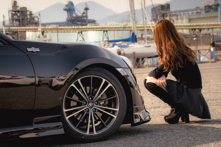 夕暮れのトヨタ・86とオーナーさん