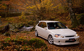 子供の頃からゲームセンターで腕を磨いてきた、ホンダ・シビックEK9で運ぶクリスマスケーキ。