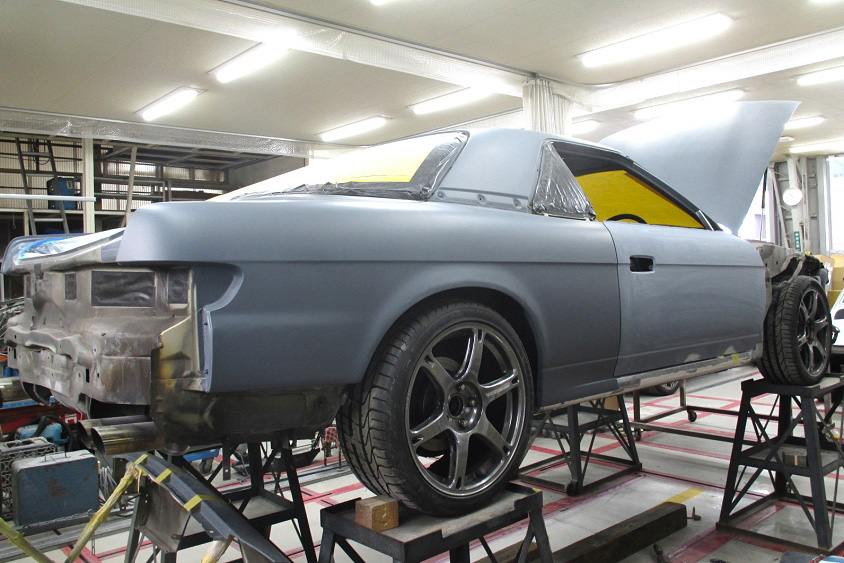 オールペン作業中のユーノス・コスモ