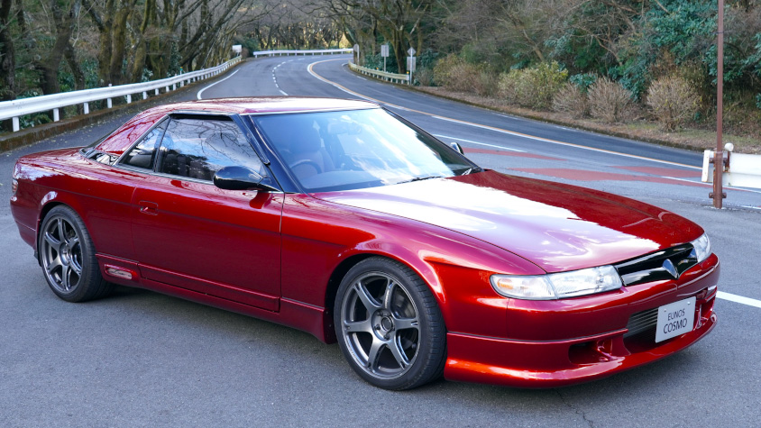 ソウルレッドクリスタルメタリックにオールペンされたユーノス・コスモ