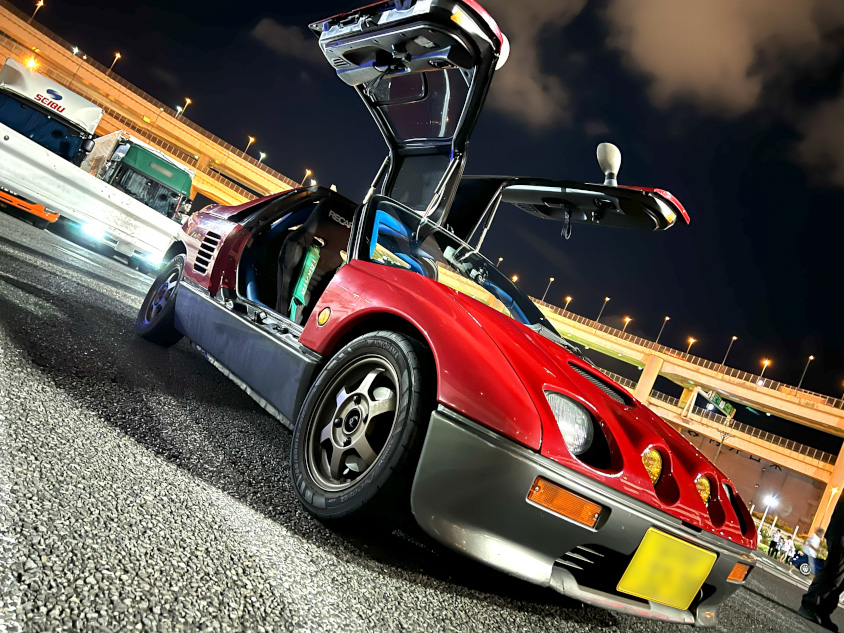 ガルウイングを開けたオートザム・AZ-1