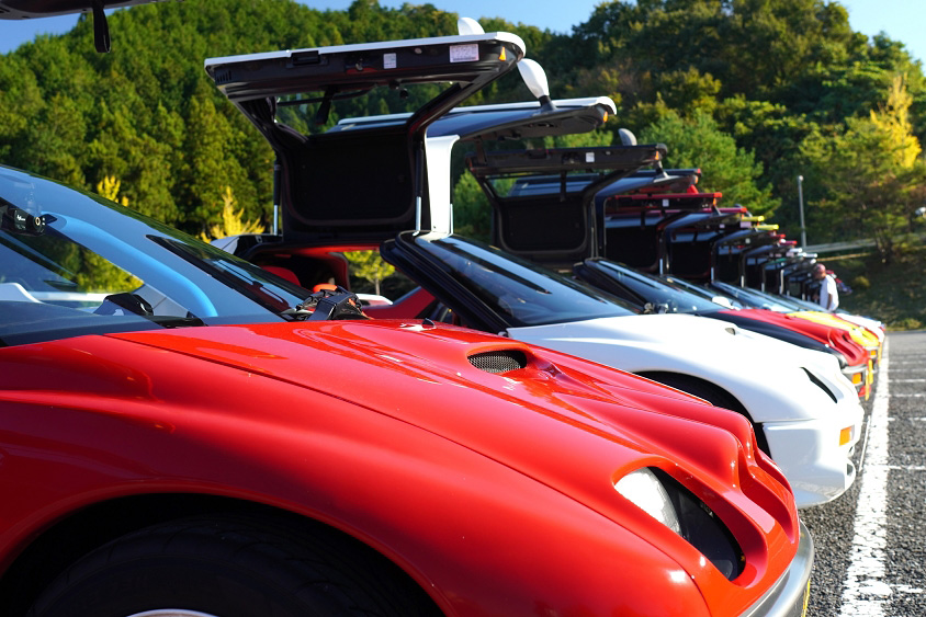 ガルウイングを開けたAZ-1がずらっと並んだ様子