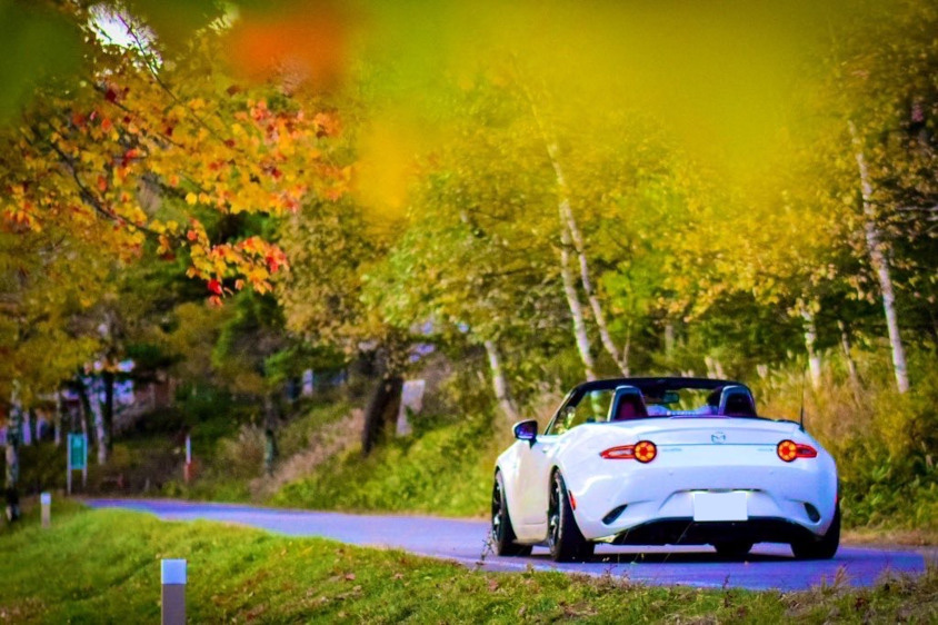 マツダ・ロードスター(ND)と紅葉