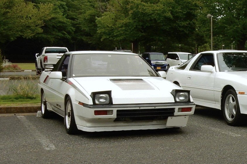 リトラクタブルヘッドライトが開いたスバル・アルシオーネ