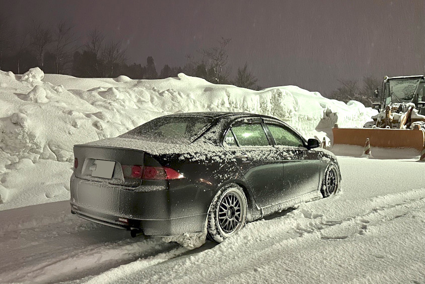 雪の中を走るホンダ・アコード ユーロR