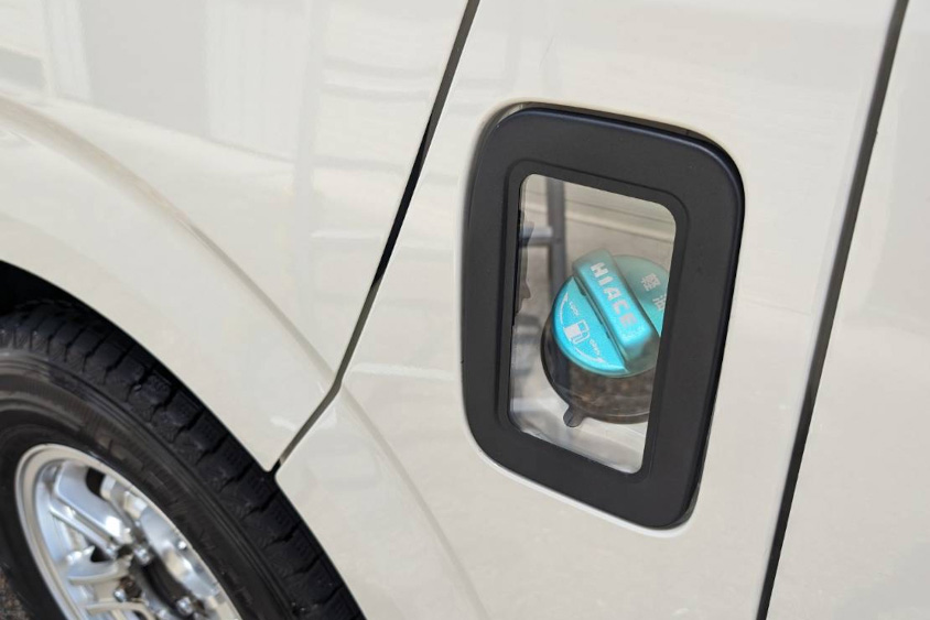 ハイエースをカスタムしている様子