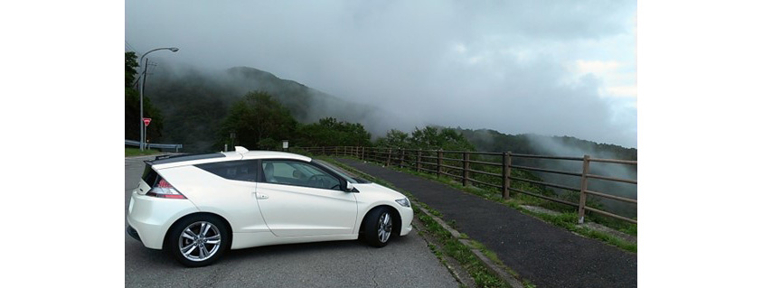 ホンダ・CR-Zと山の景色