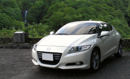 「止まれば渡れる人がいる、信号のない横断歩道」。14年の愛車・ホンダ CR-Z ととも広げる“安全の輪”