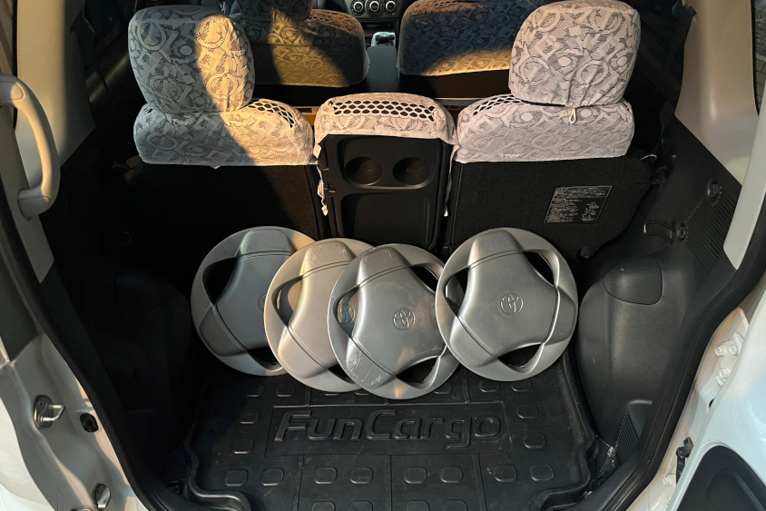 トヨタ・ファンカーゴの純正ホイールカバー