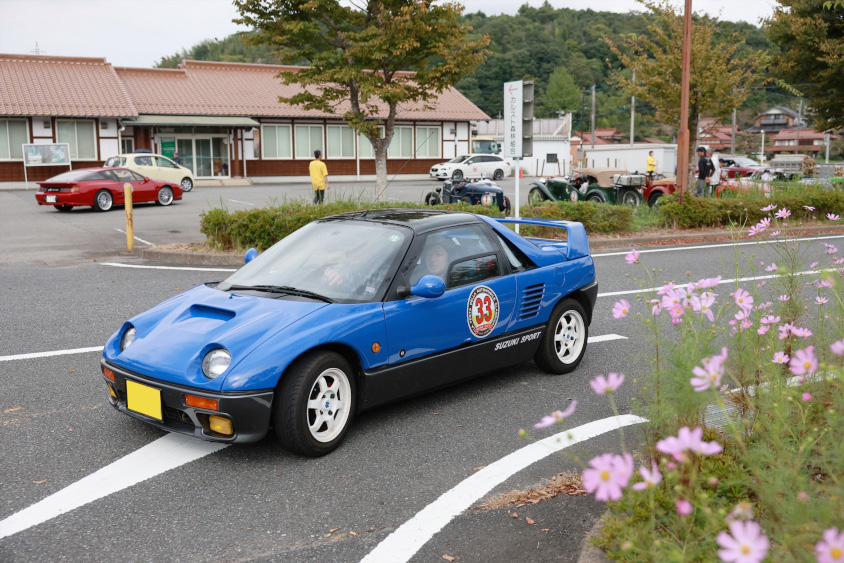 カーブを走るスズキ・キャラ