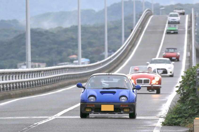 ラリーに参加するスズキ・キャラ