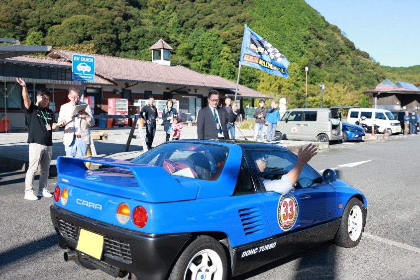 ラリーをスタートするスズキ・キャラ