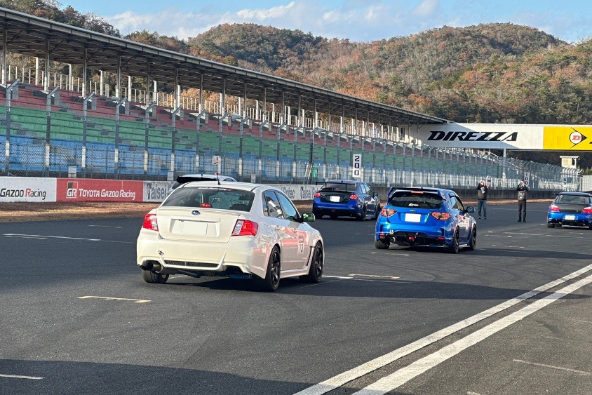 スバル・インプレッサWRXとWRXがレース形式で参加した走行会