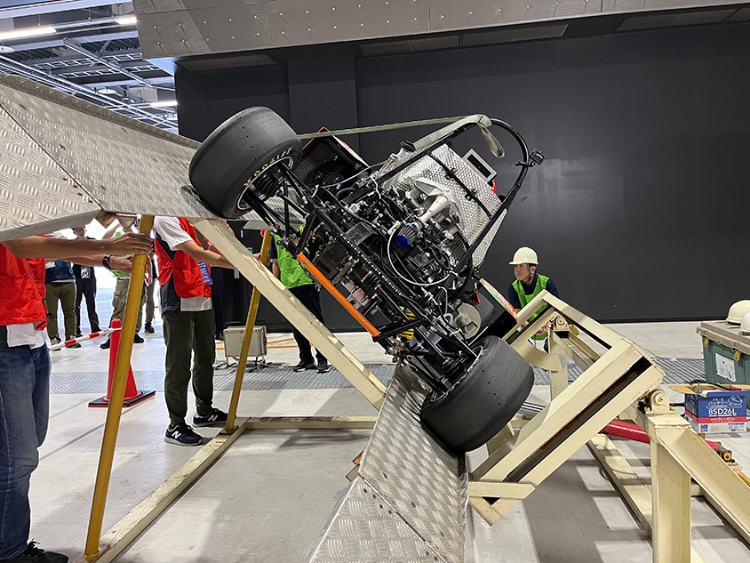 学生フォーミュラの車両作成現場とフレーム