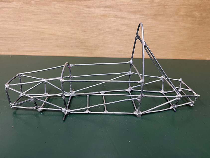 学生フォーミュラの車両作成現場とフレーム