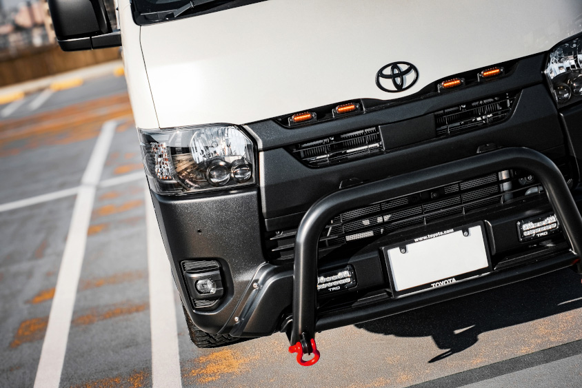 トヨタ・ハイエースのラプター塗装のハイエース