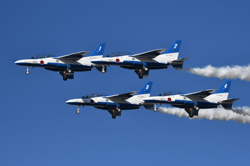 ブルーインパルスの隊列飛行