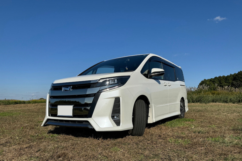 トヨタ・ノアと青空