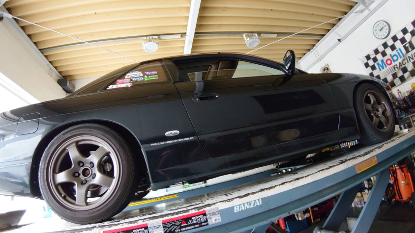 リフトに乗る日産・シルビア（S13）