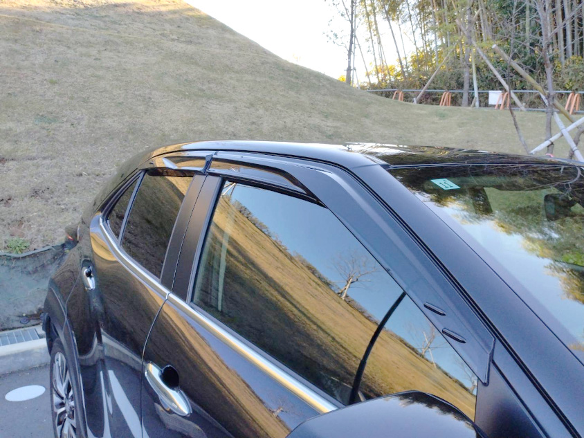 トヨタ・ヤリスクロスに付けたＧＲスポーツサイドバイザー