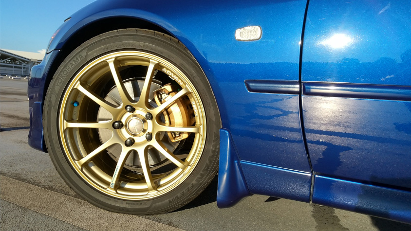 トヨタ・アルテッツァRS200 Z EDITIONのホイールとブレーキ