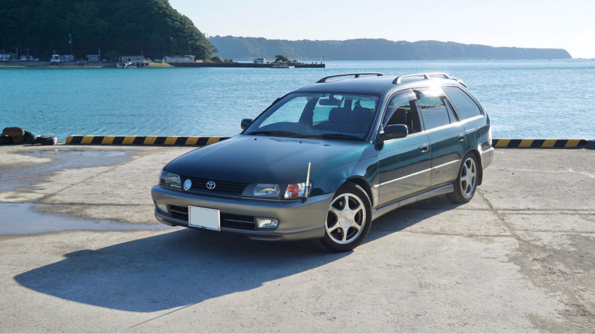 トヨタ・カローラツーリングワゴンと海