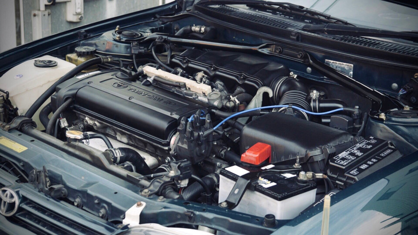 トヨタ・カローラツーリングワゴンのエンジンルーム