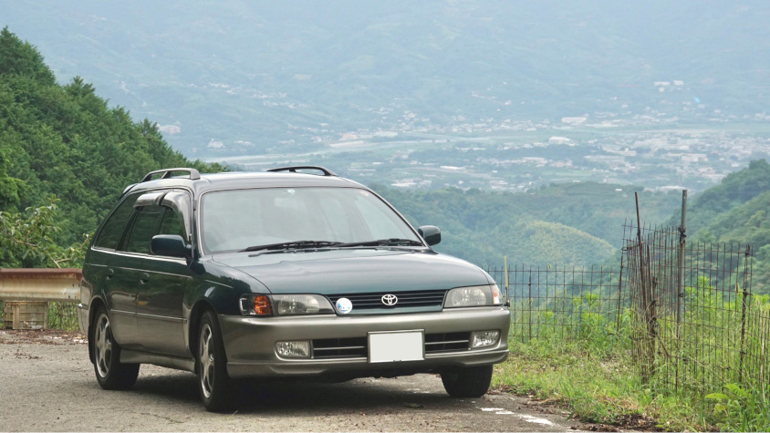 トヨタ・カローラツーリングワゴンと山の景色