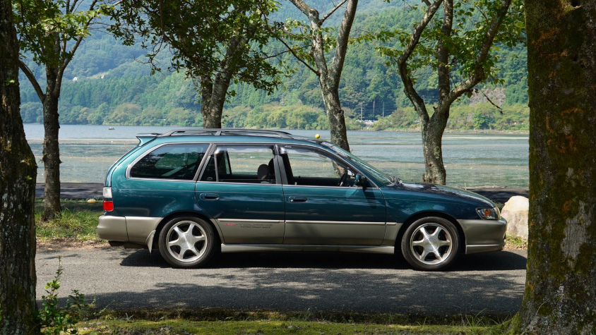 トヨタ・カローラツーリングワゴンのサイドビュー