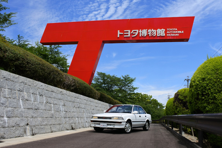 トヨタ・カローラGTとトヨタ博物館のT型看板