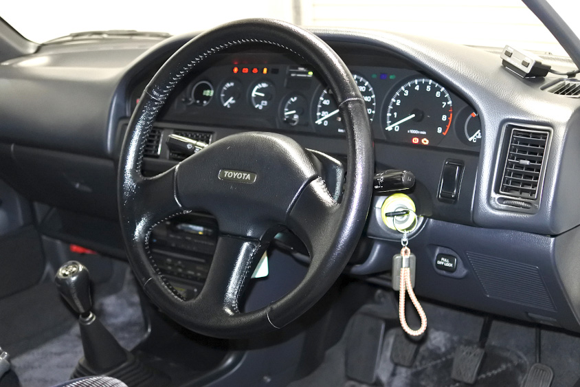 トヨタ・カローラGTの運転席