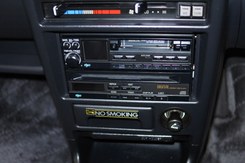 トヨタ・カローラGTのカセットデッキ