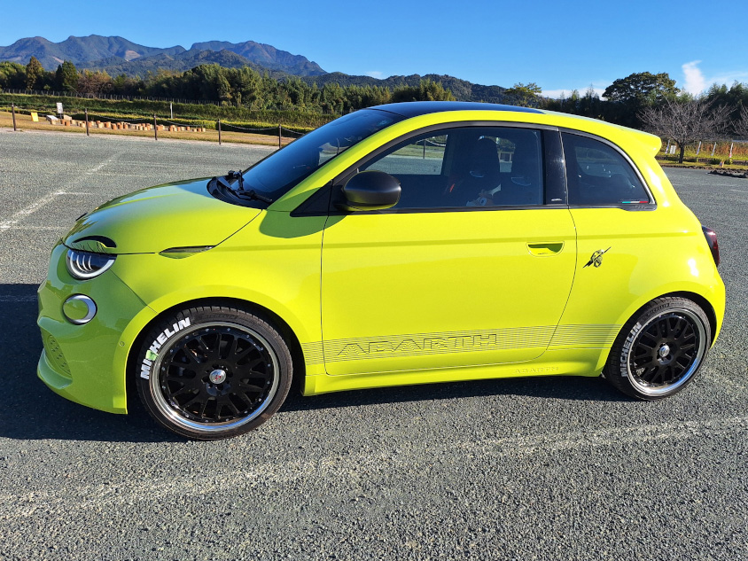 アバルト 500e・ローンチエディション・スコーピオニッシマの左サイド