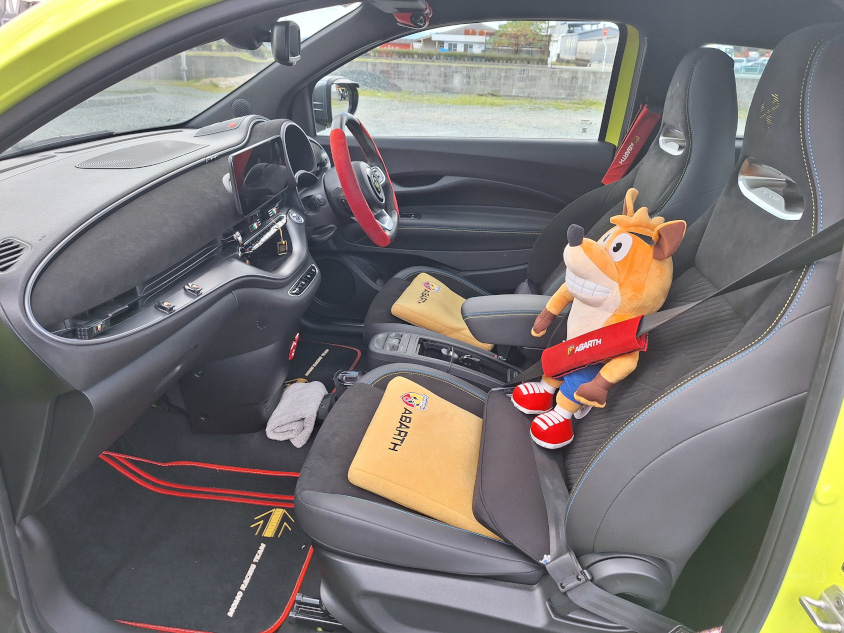 アバルト 500e・ローンチエディション・スコーピオニッシマの前席