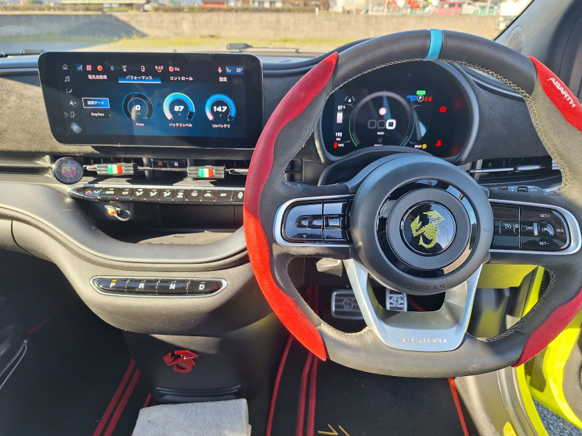 アバルト 500e・ローンチエディション・スコーピオニッシマの運転席