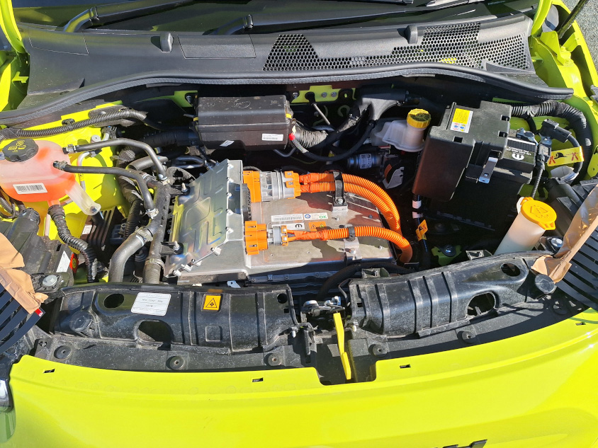 アバルト 500e・ローンチエディション・スコーピオニッシマのエンジンルーム