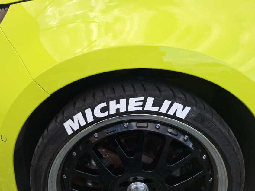 アバルト 500e・ローンチエディション・スコーピオニッシマのDIYしたMICHELINロゴ