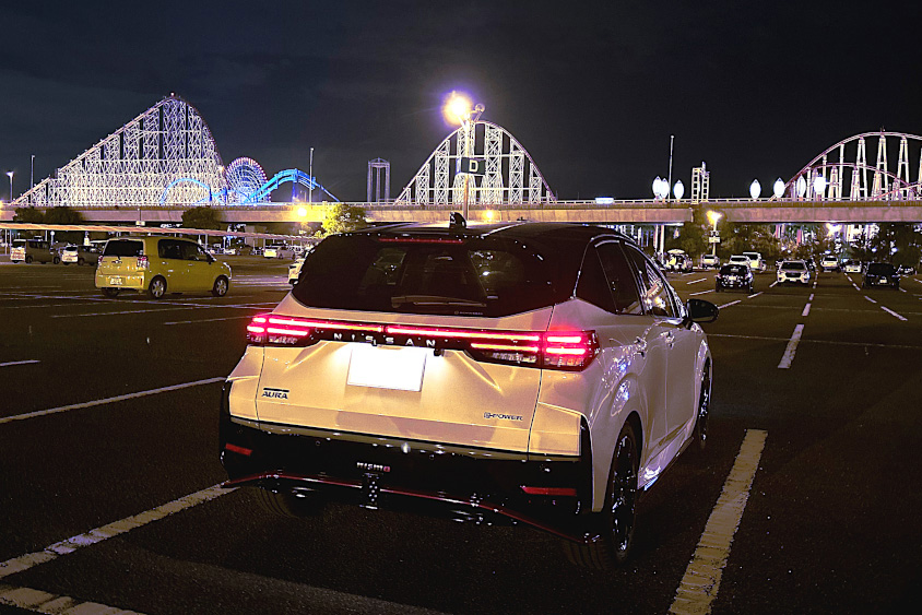 日産・オーラNISMOの夜のイメージ